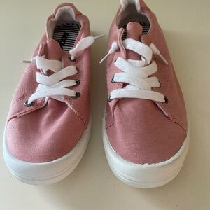 Soda Women’s Rose Mauve Slip on Sneakers with White Laces